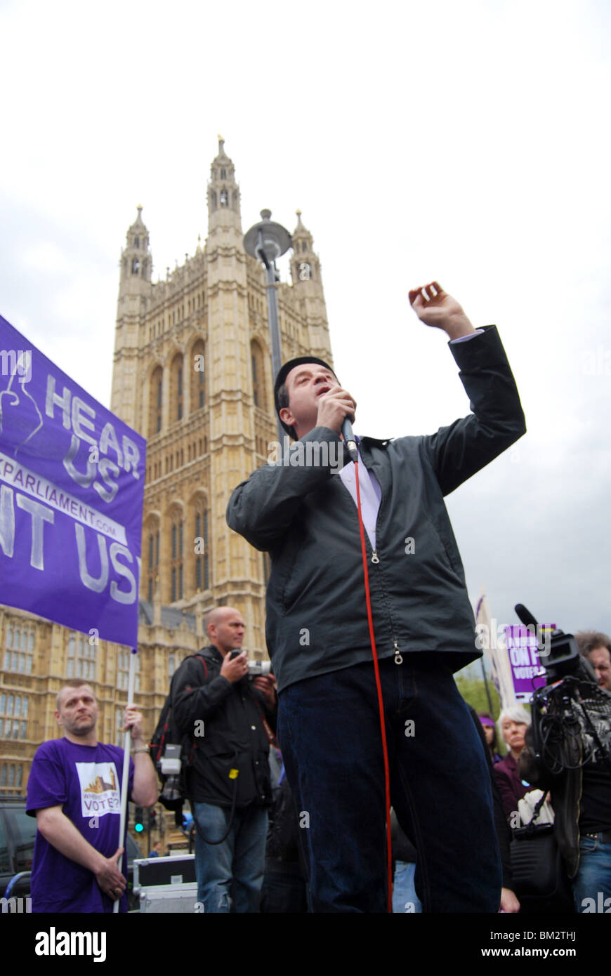 Mark Thomas di governo di prendere nuovamente il Parlamento protesta Westminster elezioni generali 2010 Foto Stock
