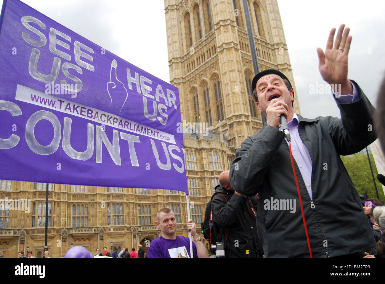 Mark Thomas di governo di prendere nuovamente il Parlamento protesta Westminster elezioni generali 2010 Foto Stock