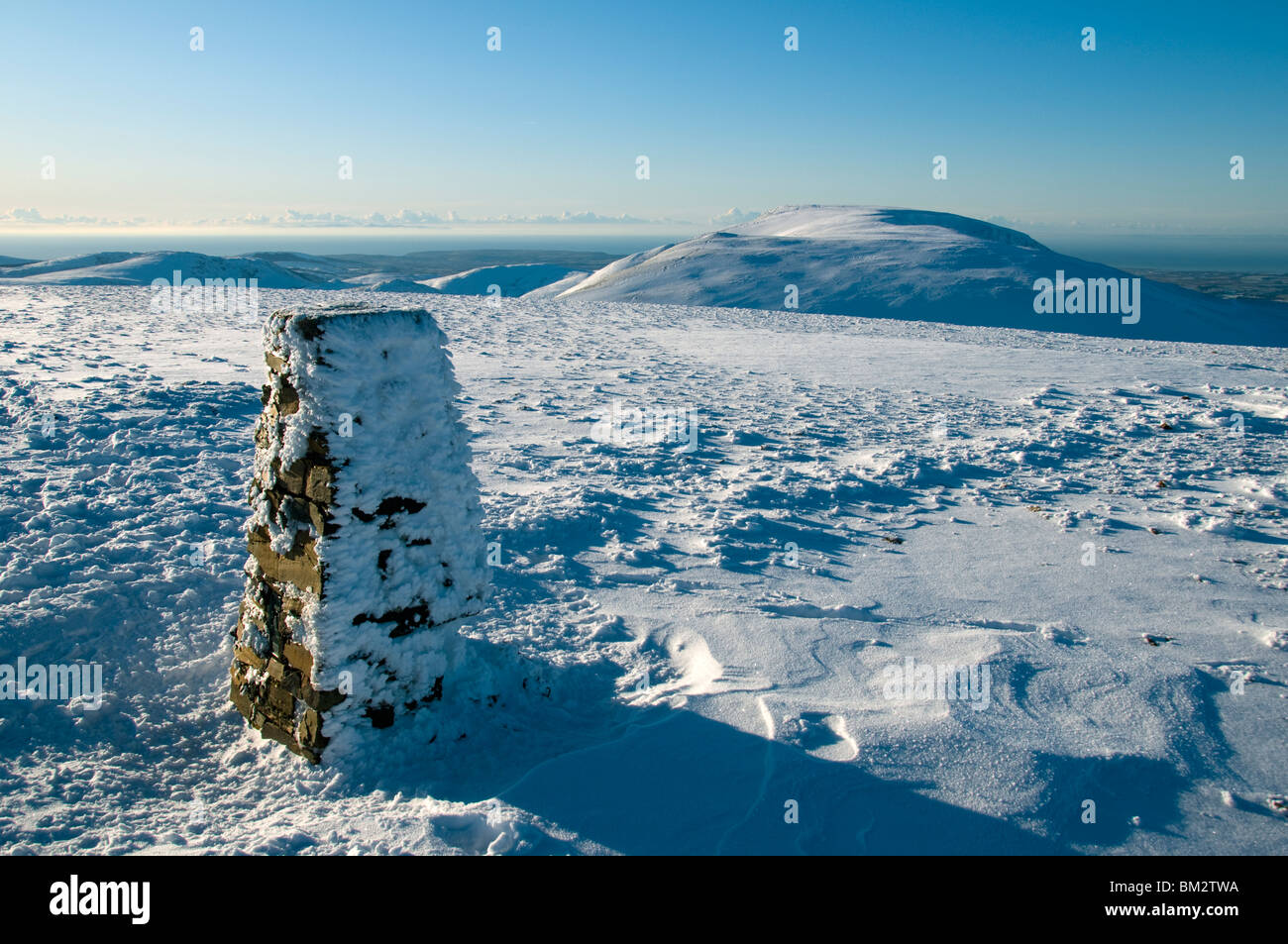 Rime di ghiaccio che ricopre un'Ordnance Survey trig punto sulla sommità del colle roccioso, Grasmoor Fells, Lake District, Cumbria, England, Regno Unito Foto Stock