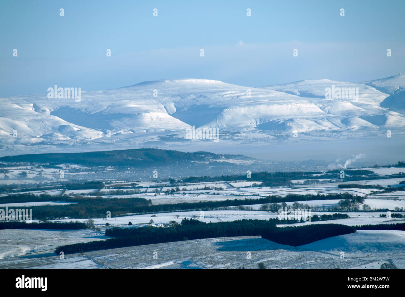 Teleobiettivo invernali colpo di Croce cadde, il punto più alto del Pennines, da Blencathra nel distretto del lago, Cumbria, England, Regno Unito Foto Stock