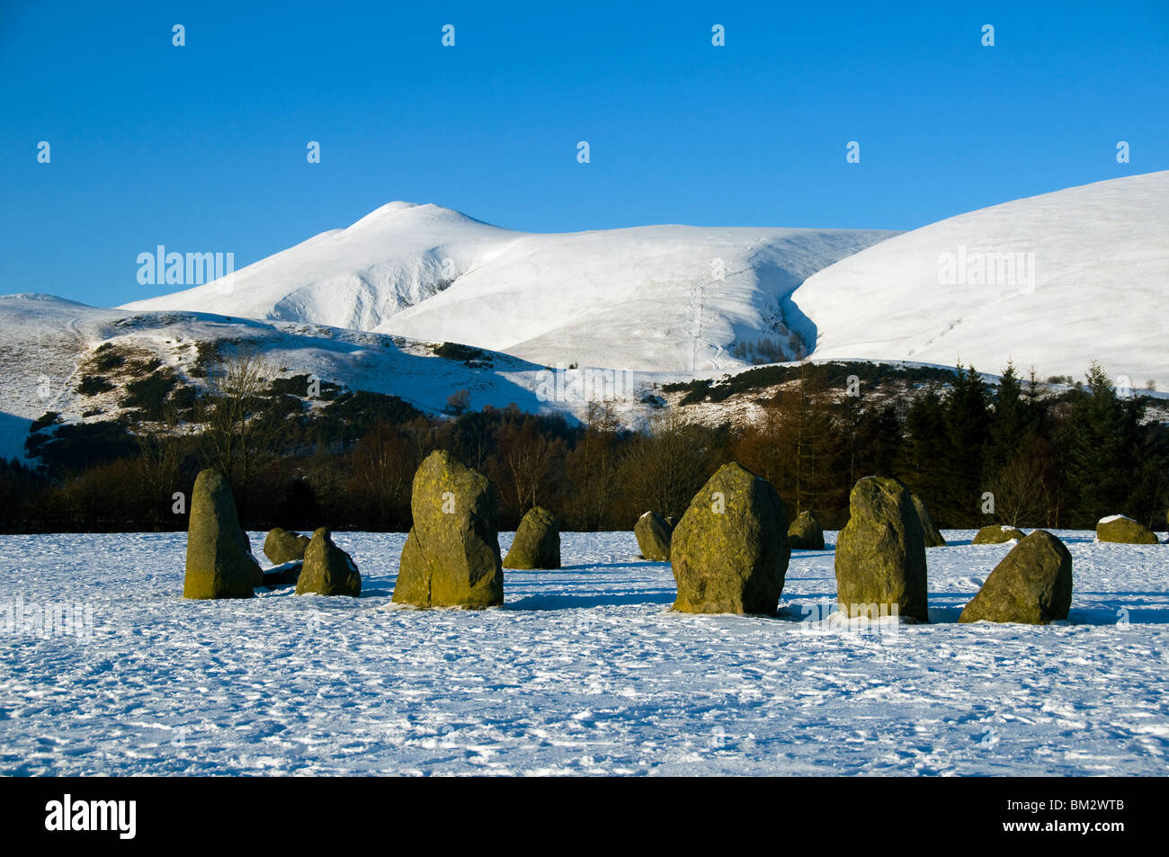 Castlerigg Stone Circle e la montagna di Skiddaw in inverno, Lake District, Cumbria, England, Regno Unito Foto Stock