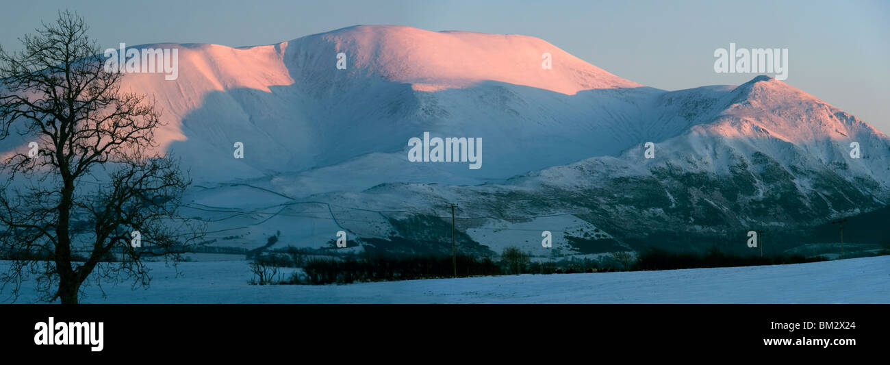 Panorama di Skiddaw mountain al tramonto in inverno, dal nord-ovest, Lake District, Cumbria, England, Regno Unito Foto Stock