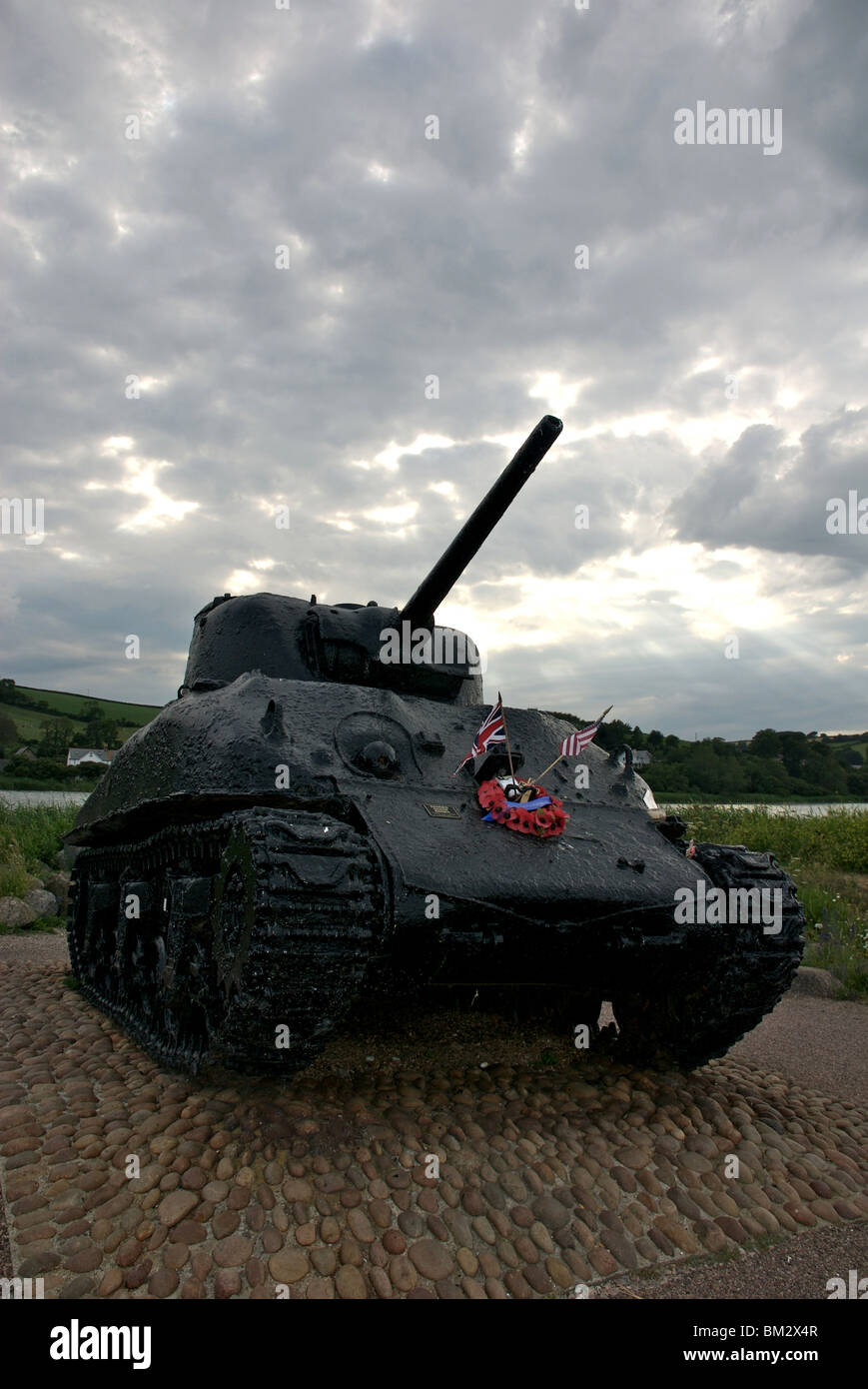 Seconda guerra mondiale Sherman serbatoio memorial con naturale spazzare la formazione di nube, Slapton Sands, Torcross, Devon, Regno Unito Foto Stock