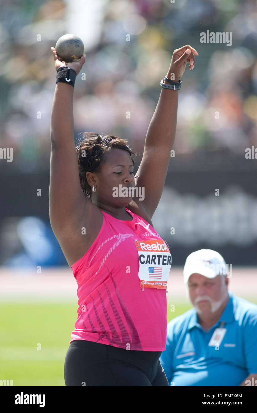 Michelle Carter (USA) vincitore delle donne del colpo messo a 2009 Reebok Grand Prix via e nel campo della concorrenza. Foto Stock