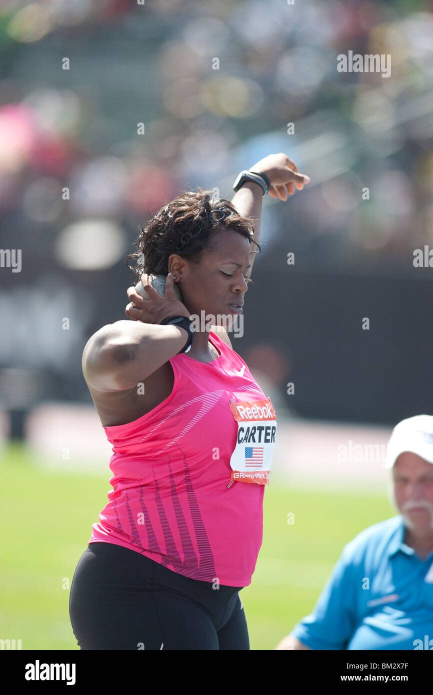 Michelle Carter (USA) vincitore delle donne del colpo messo a 2009 Reebok Grand Prix via e nel campo della concorrenza. Foto Stock