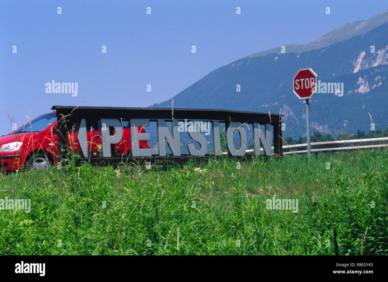 La Slovenia, Giugno 2009 -- "pensione" segno, sulla strada da Lesce-Bled stazione ferroviaria al Lago di Bled. Foto Stock
