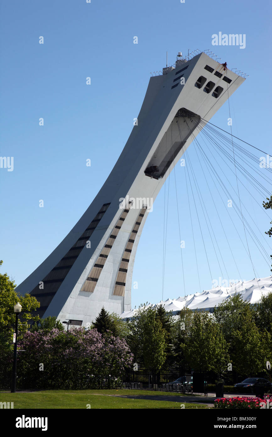 Montreal Stadio Olimpico costruito per il 1976 Giochi Olimpici, vedere dal Giardino Botanico Foto Stock