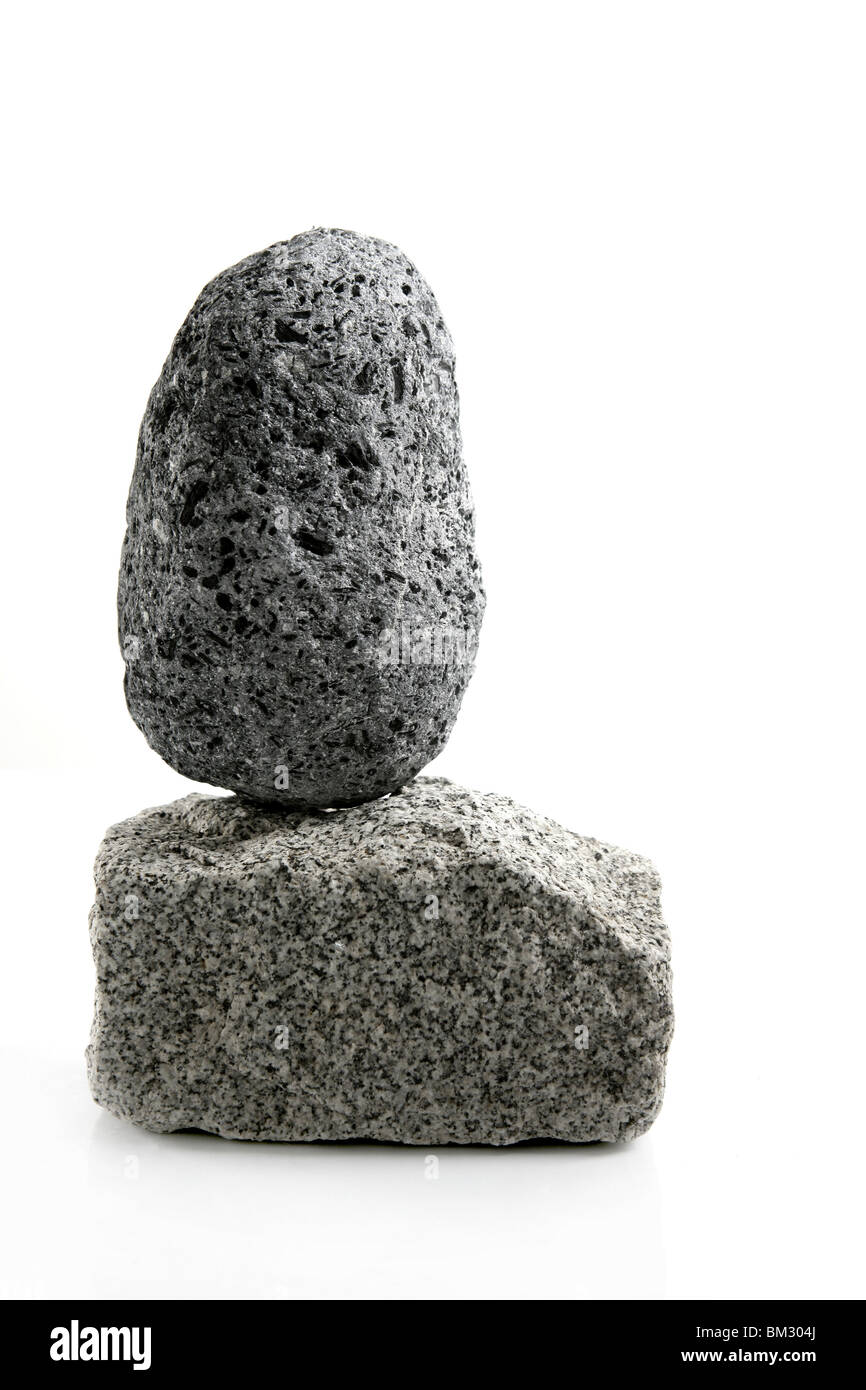 Pietra pomice vulcanica, su granito pietra mattone su sfondo bianco Foto Stock