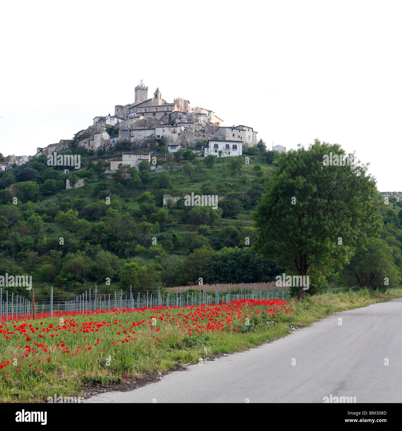 Il villaggio di Capestrano, Abruzzo, Italia Foto Stock