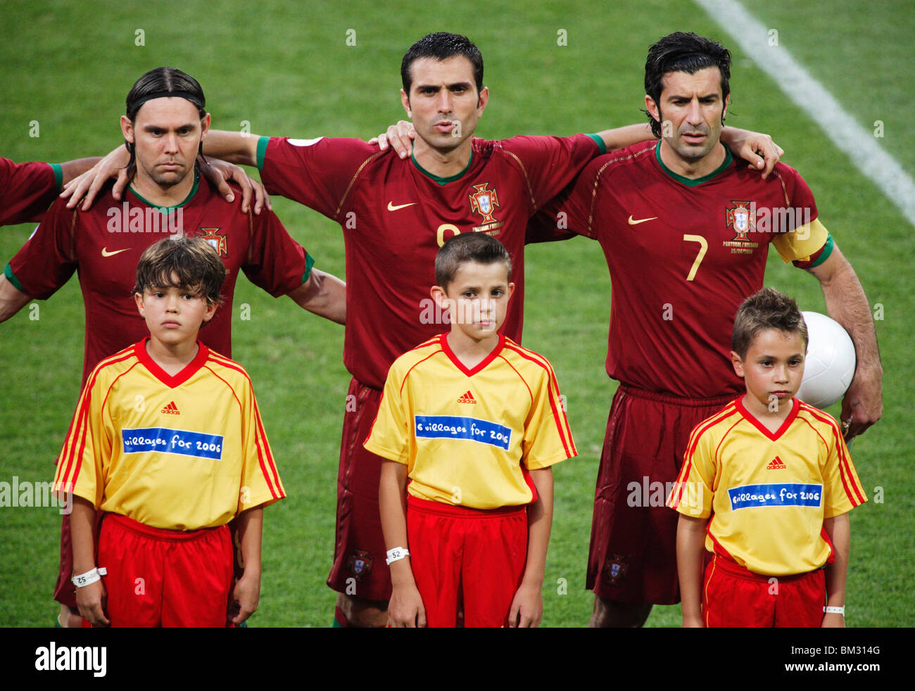 Nazionale del Portogallo team di giocatori su maniche, Pauleta e Luis Figo (l-r) prima di un giro di 16 2006 World Cup Match contro l'Olanda Foto Stock