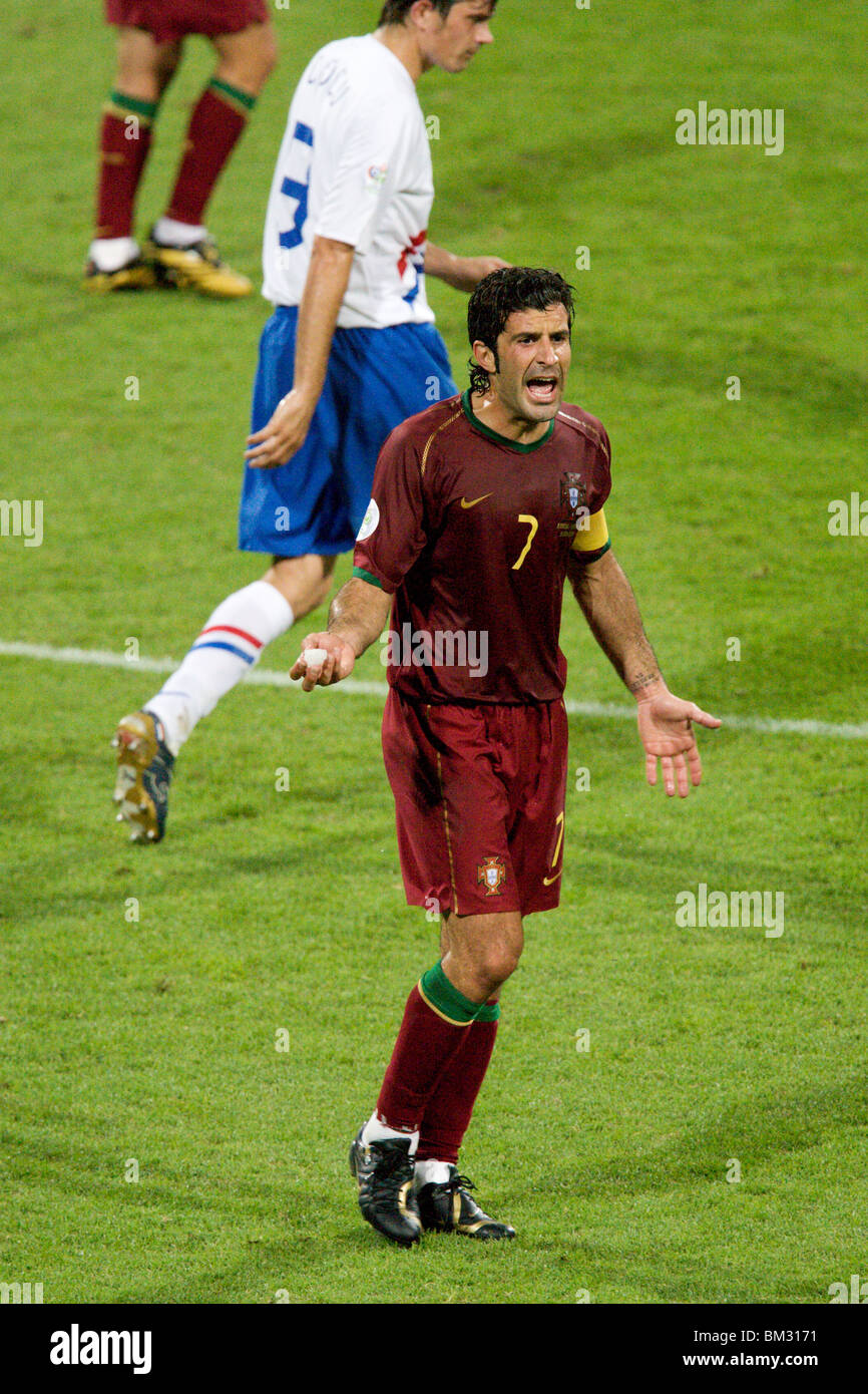 Il Portogallo team capitano Luis Figo si lamenta durante una tensione riempito 2006 FIFA World Cup round di 16 match contro l'Olanda. Foto Stock