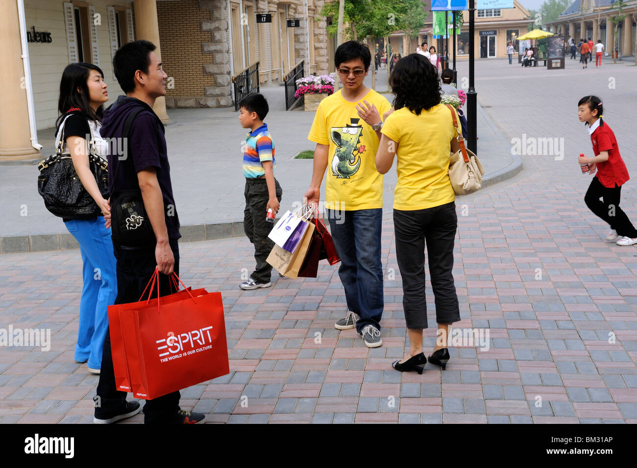 I clienti cinesi in chat mentre lo shopping a Pechino Scitech Premium Outlet Mall a Pechino in Cina. 15-Maggio-2010 Foto Stock