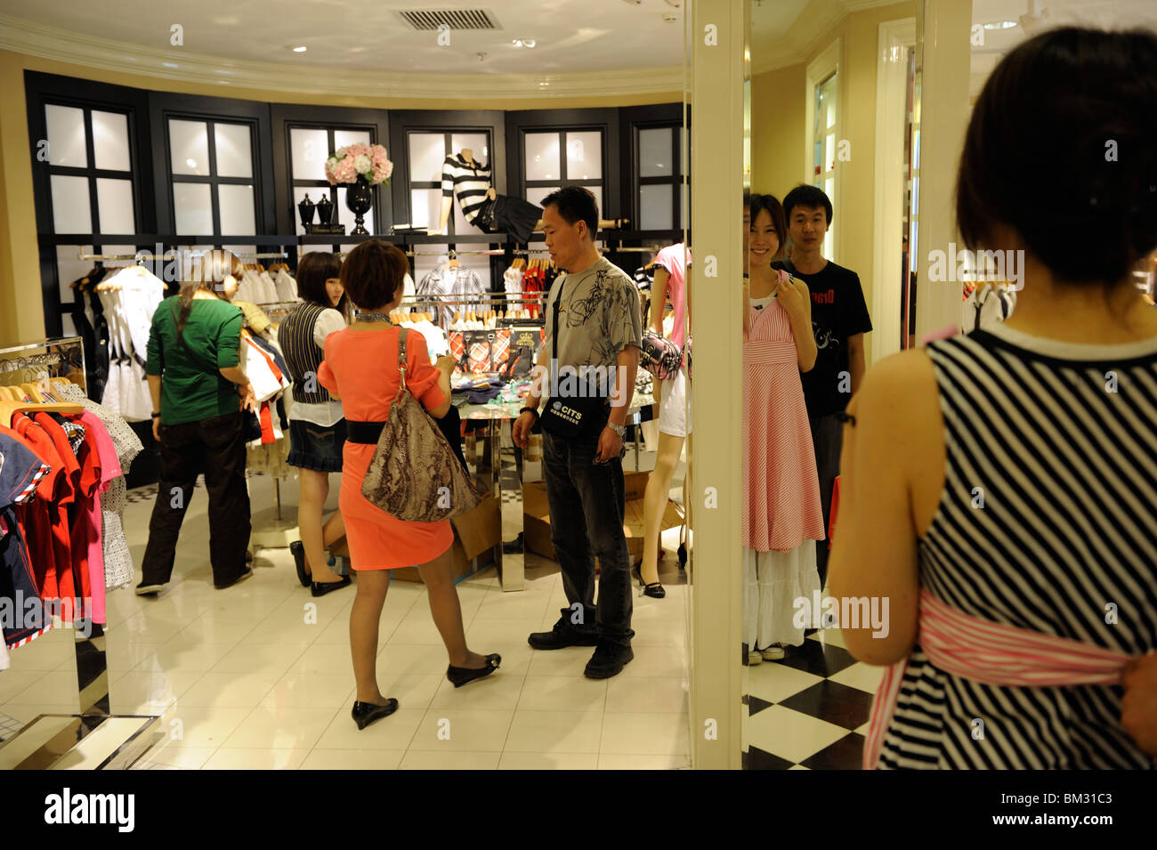 Onorevoli cinese shopping in Inghilterra le donne marca Scofiled store a Pechino Scitech Premium Outlet Mall a Pechino in Cina. 2010 Foto Stock