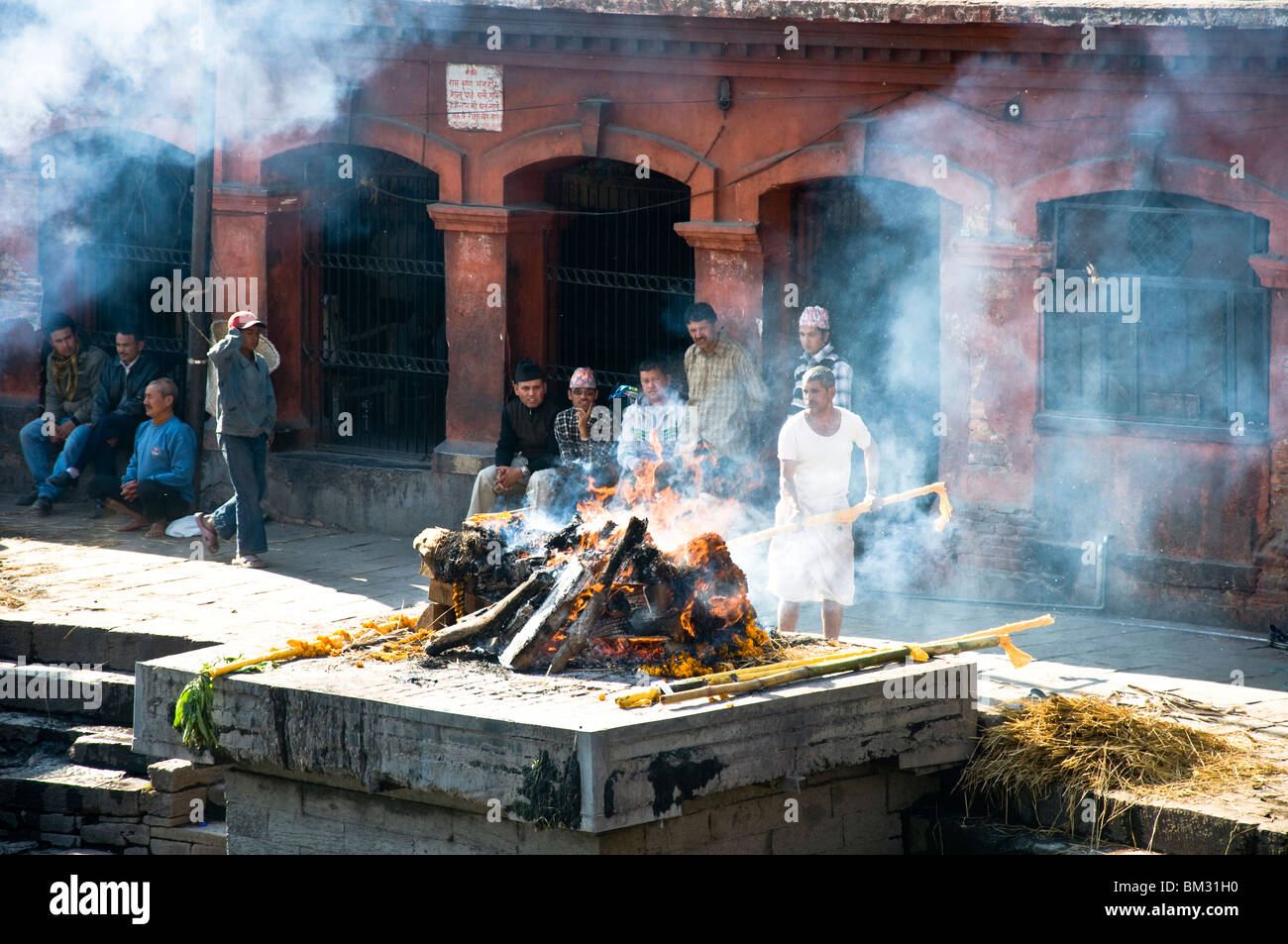 La masterizzazione di funerale al tempio di Pashupatinath Foto Stock