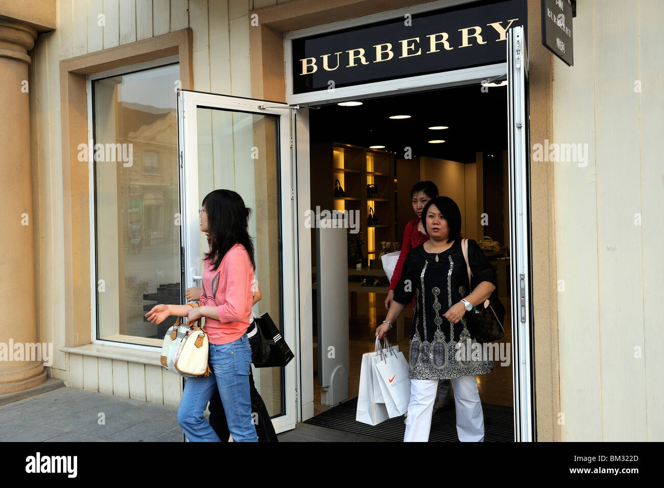 Burberry store a Pechino Scitech Premium Outlet Mall a Pechino in Cina. 15-Maggio-2010 Foto Stock