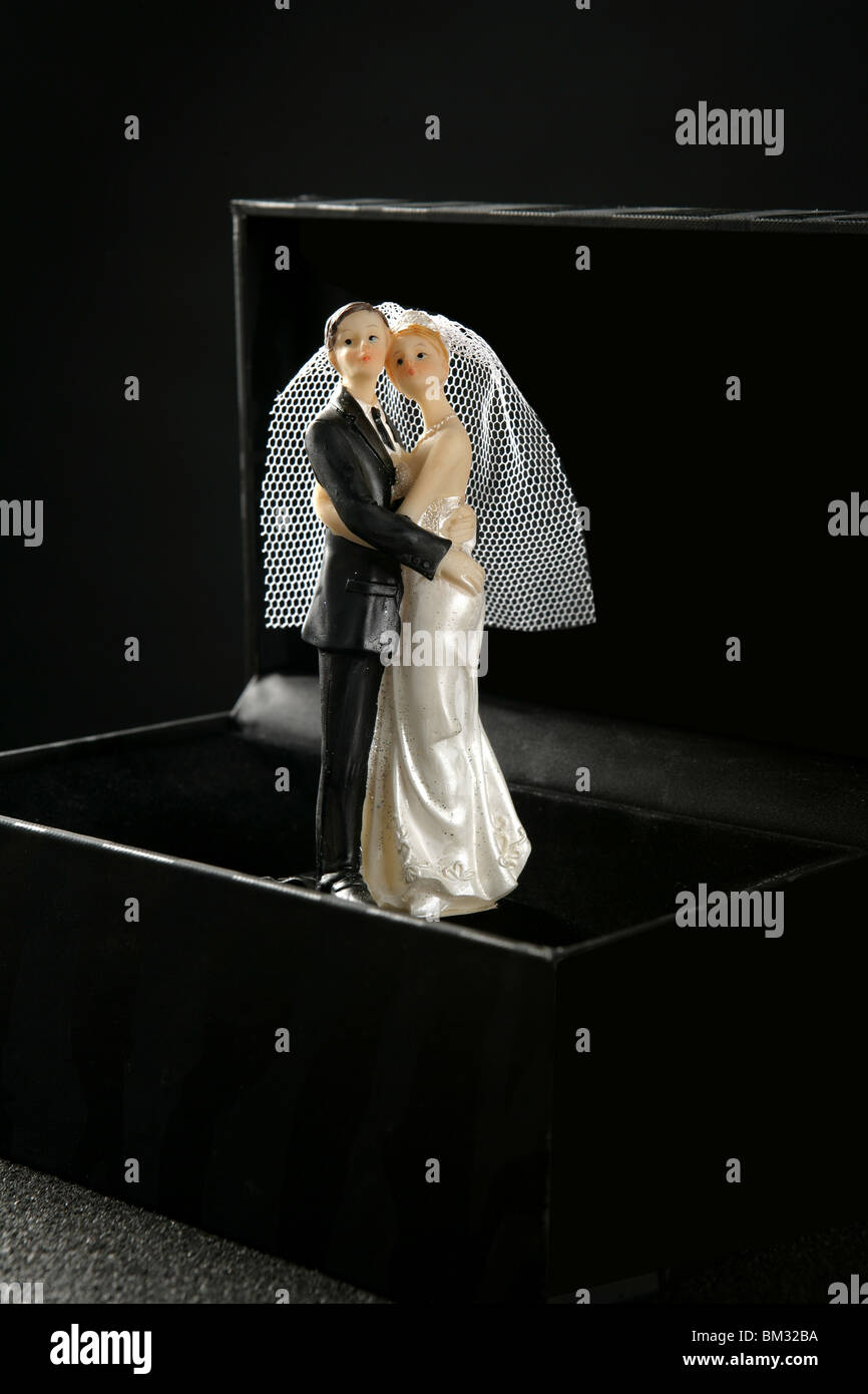 Matrimonio giovane statuetta in una scatola nera, mantenendo come un tesoro Foto Stock