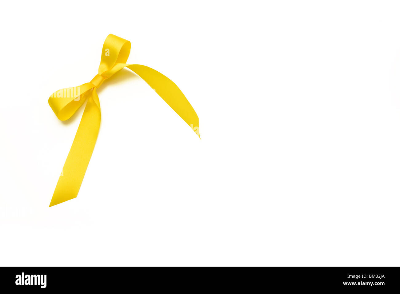 Nastro giallo, sfondo bianco spazio copia Foto Stock