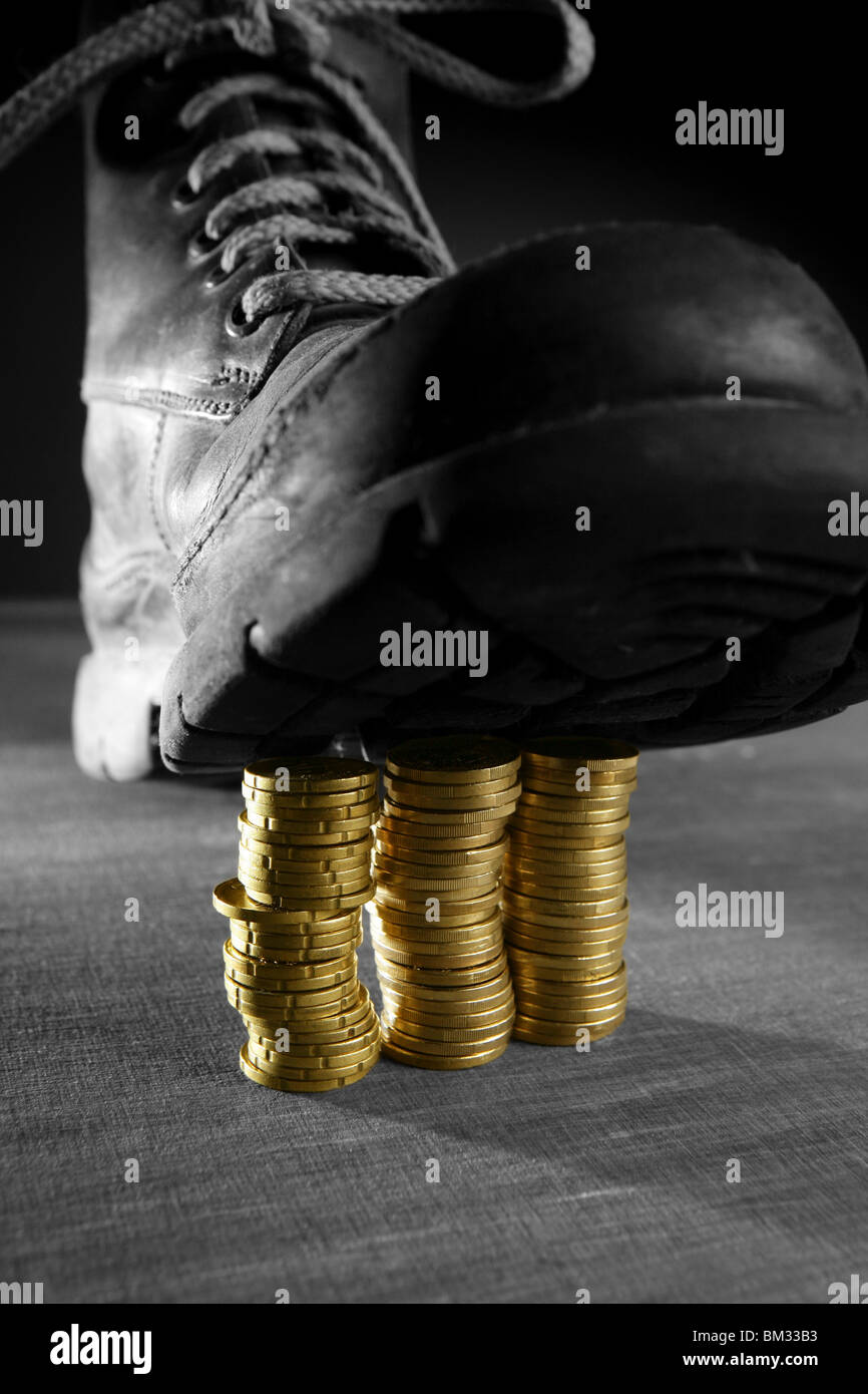 Calcando tre monete colonne con un avvio. Credito Finanziario metafora di crisi Foto Stock