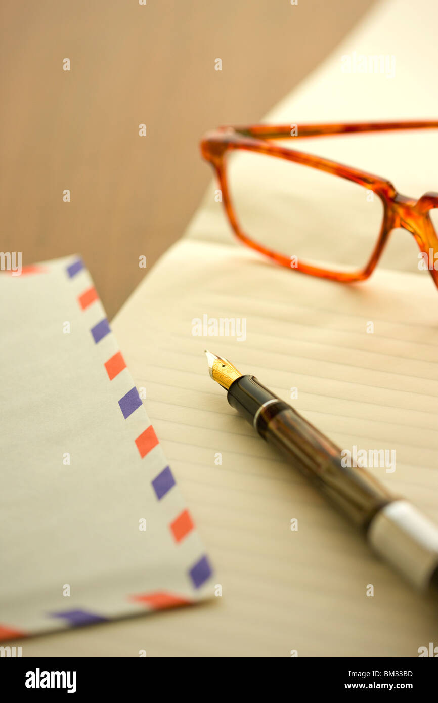 Penna a inchiostro, appunti e bicchieri Foto Stock