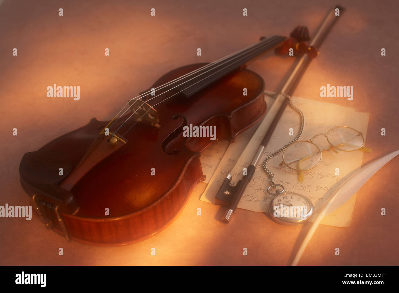 Il Violino, occhiali e orologio da tasca, soft focus Foto Stock