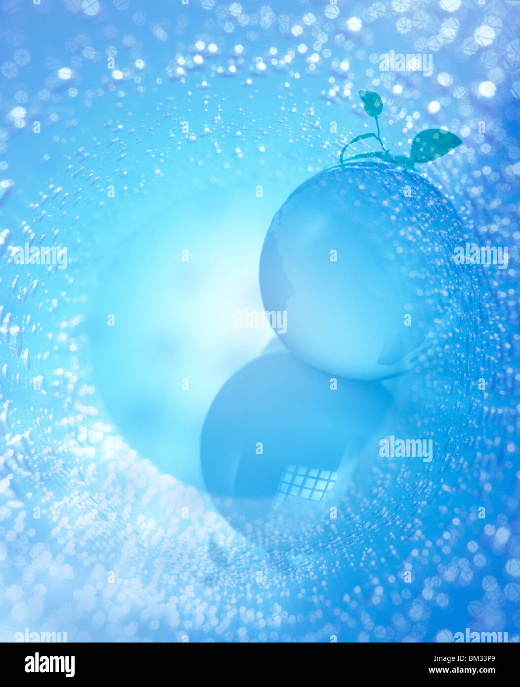 Palle di vetro e l'acqua scende, sfondo blu, grafica computerizzata Foto Stock