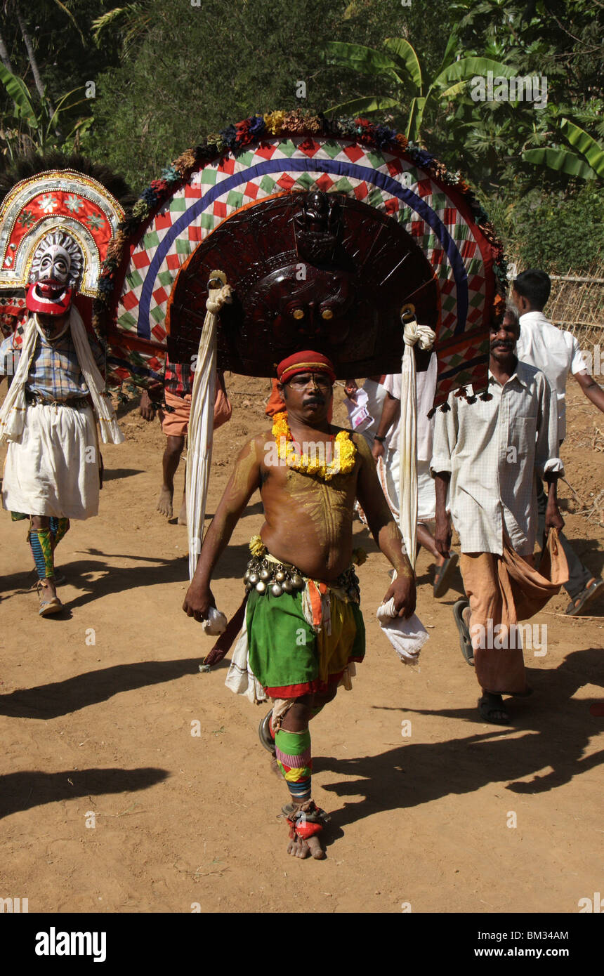 Tradizionale e poothan thira ballerini con costumi colorati da un festival in Kerala, India Foto Stock