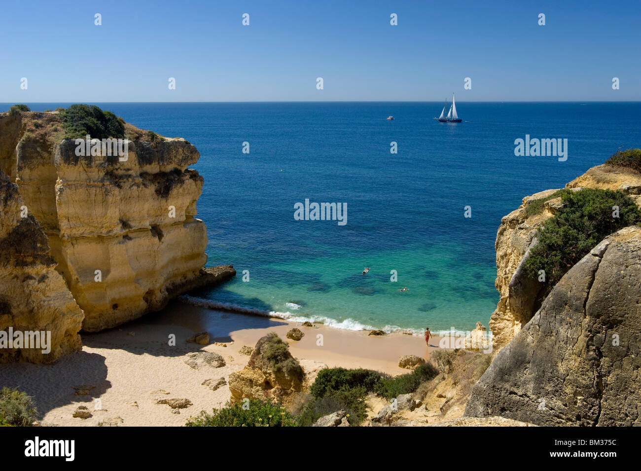 Il Portogallo, Algarve, una piccola baia vicino a Albufeira Foto Stock