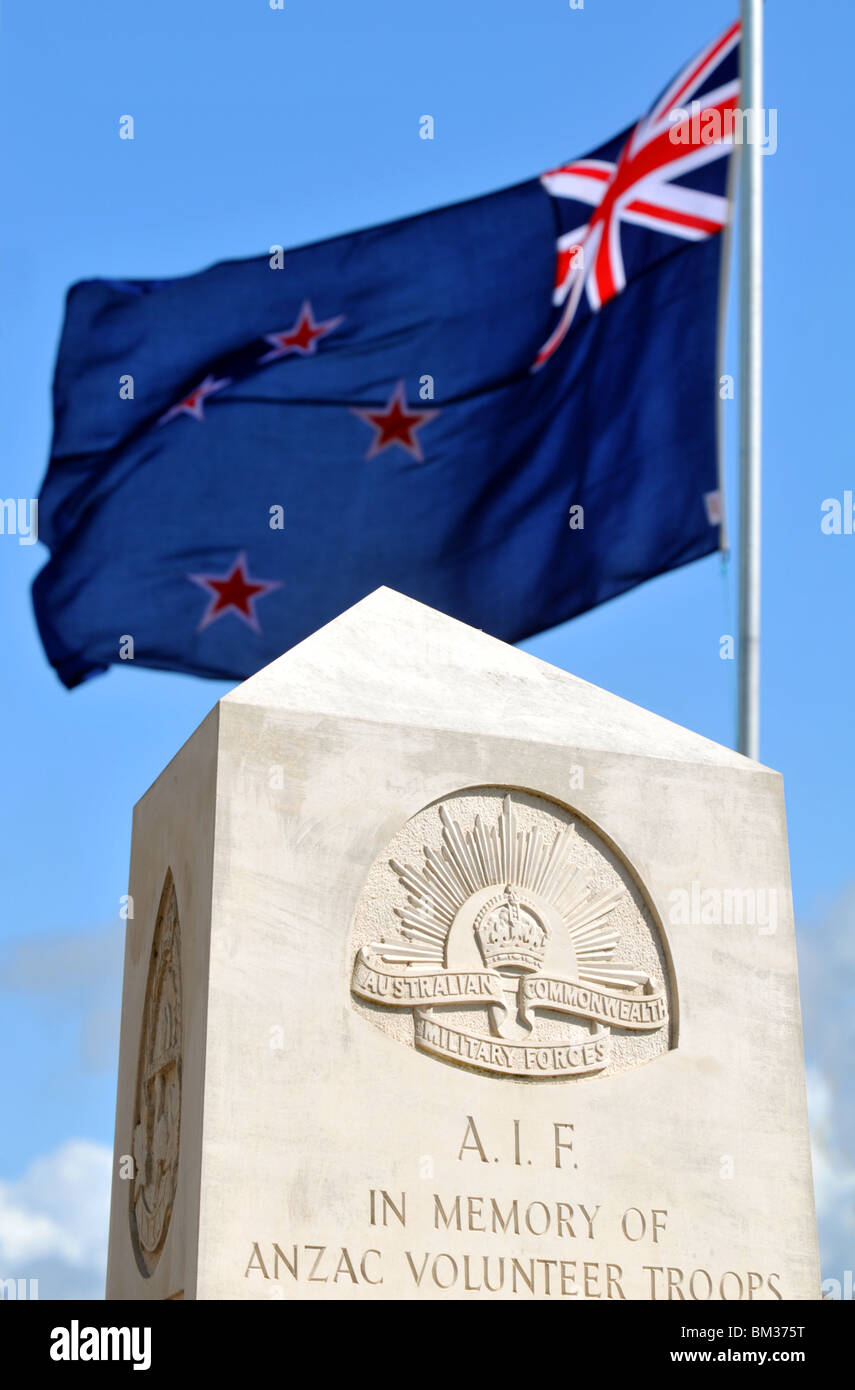 Anzac truppe di volontariato memorial con bandiera australiana Foto Stock