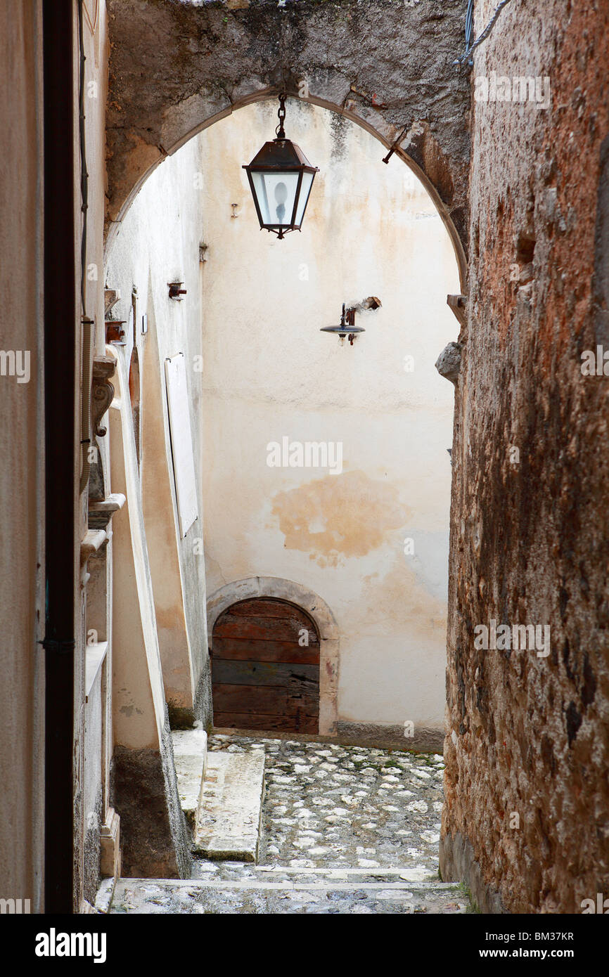 Uno dei molti archi per essere trovati nelle strette strade di Carapelle Calvisio Abruzzo, Italia,Italia, vacanze italiane, Foto Stock