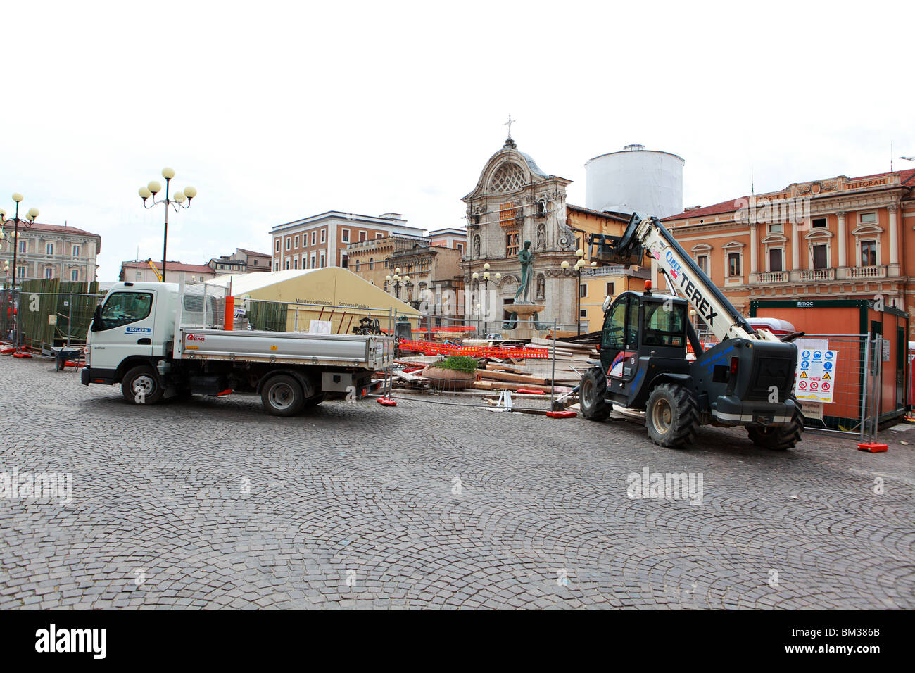 Piazza d'uomo, di Laquila, Abruzzo, Italia. Un anno dopo il terremoto del 2009, Terremoto a L'Aquila, città capitale d'Abruzzo Foto Stock