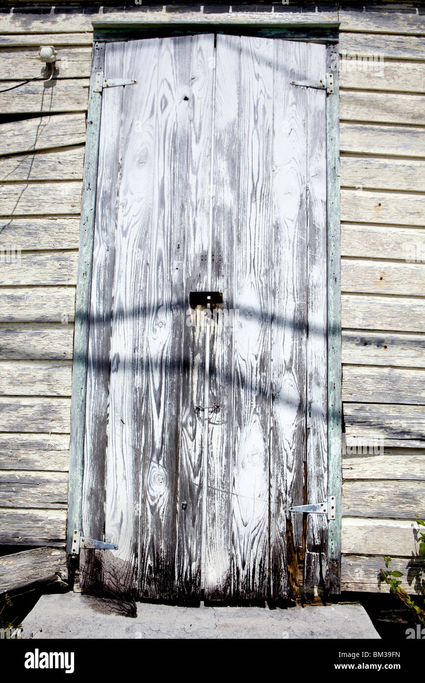 Un meteo usurati, distressed porta di legno in White wash. Foto Stock