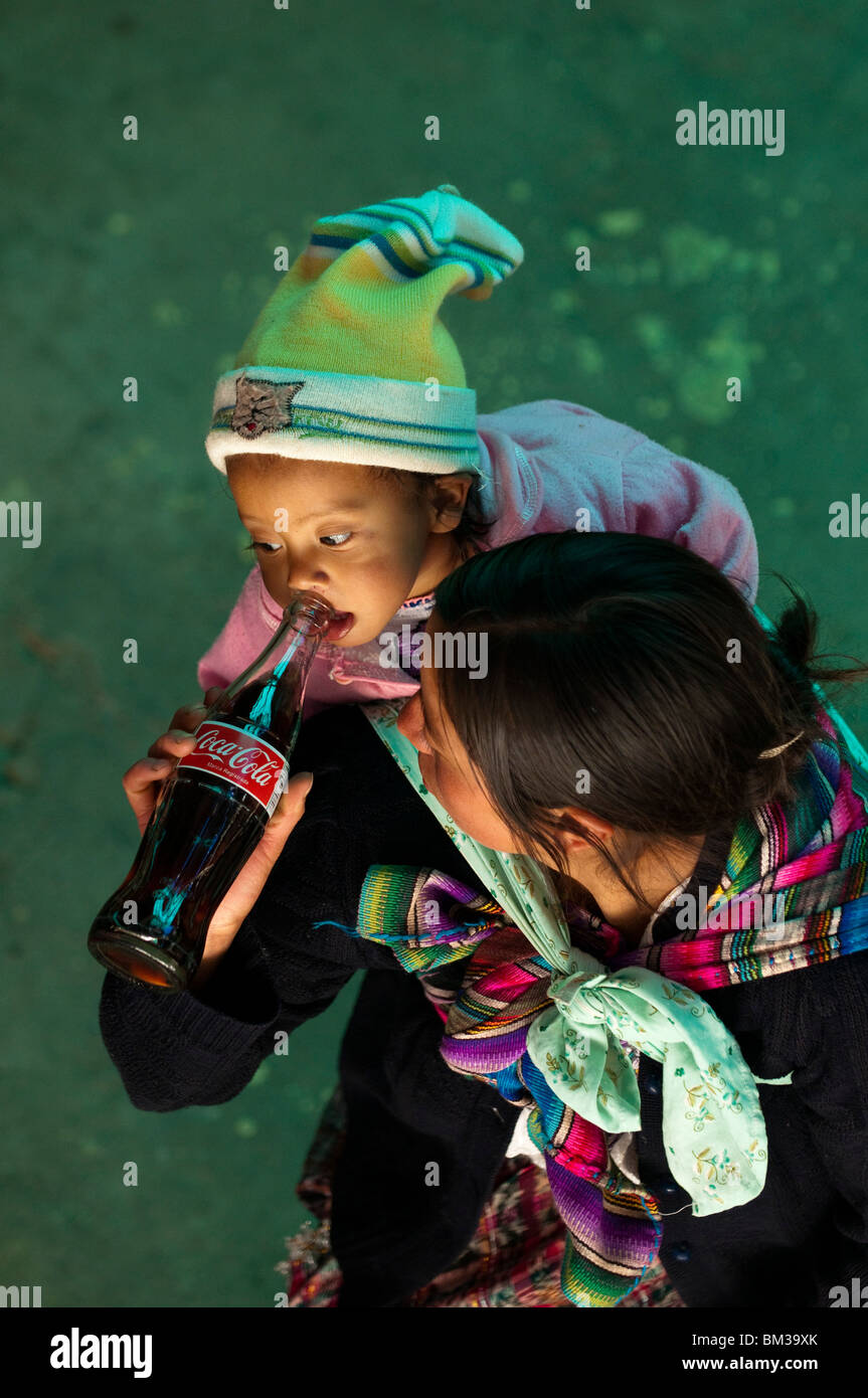 Il bambino beve Coca Cola, San Francisco El Alto, Guatemala. Foto Stock