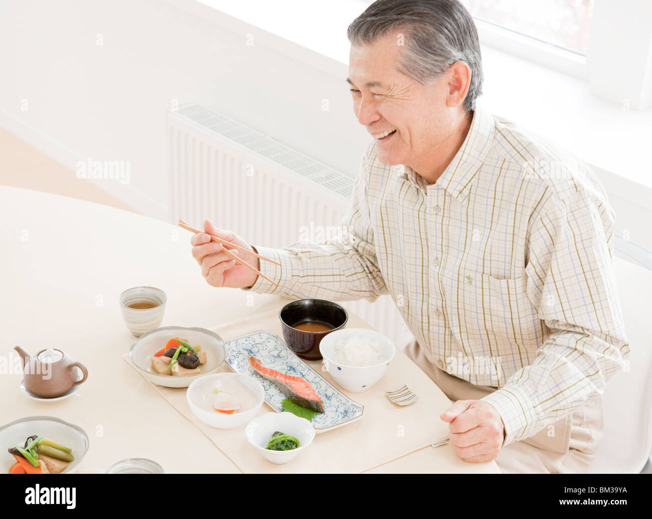 Senior uomo mangiare la prima colazione Foto Stock