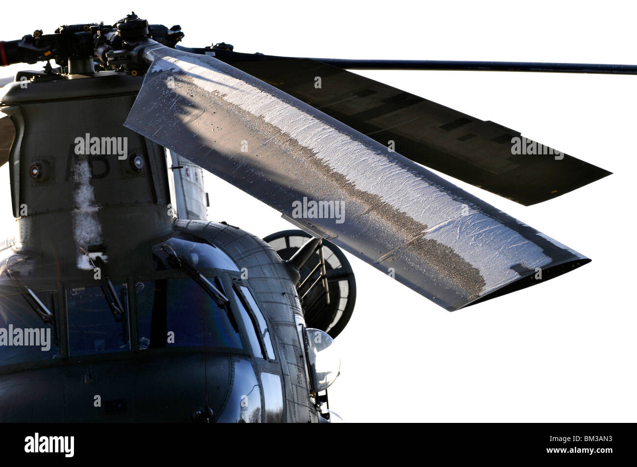 Elicottero Chinook che mostra la brina o il ghiaccio sulle pale del rotore Foto Stock