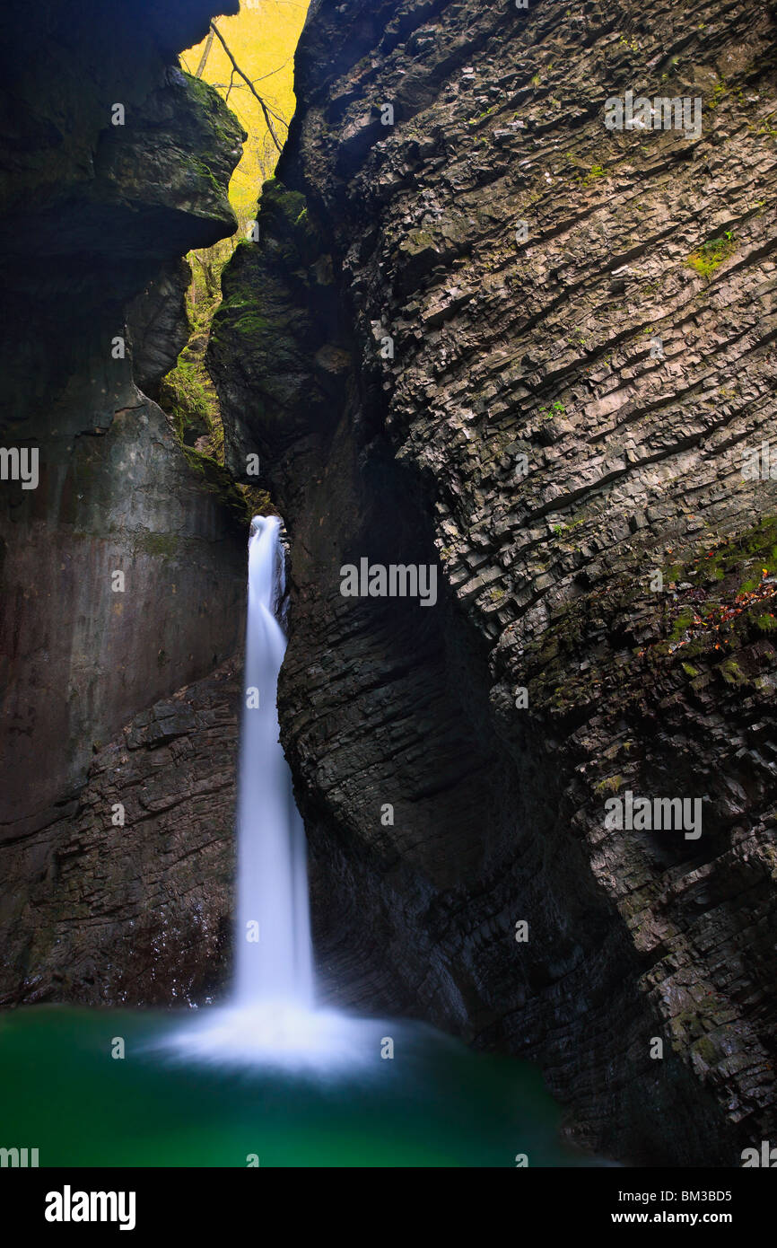 La Lonely cascata di schiaffo Kosjak vicino a Kobarid, Primorska, Slovenia Foto Stock