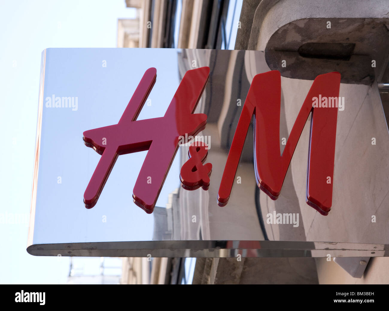 Segno su H & M negozio di moda, Londra Foto Stock