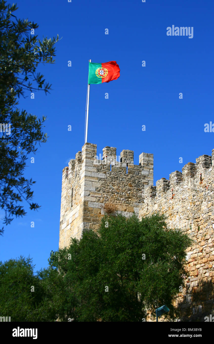 Bandiera del Portogallo su San George Castle, Lisbona, Portogallo Foto Stock