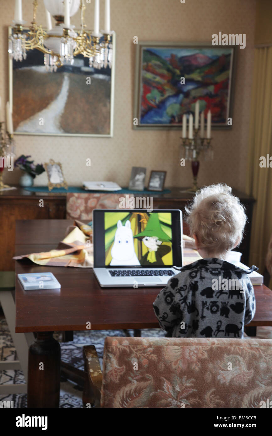 BAMBINO BAMBINO BAMBINO GUARDA MOOMINS LAPTOP: Un bambino bambino di due anni bambino che guarda bambini bambini tv bambini su laptop modello di computer portatile rilasciato Foto Stock