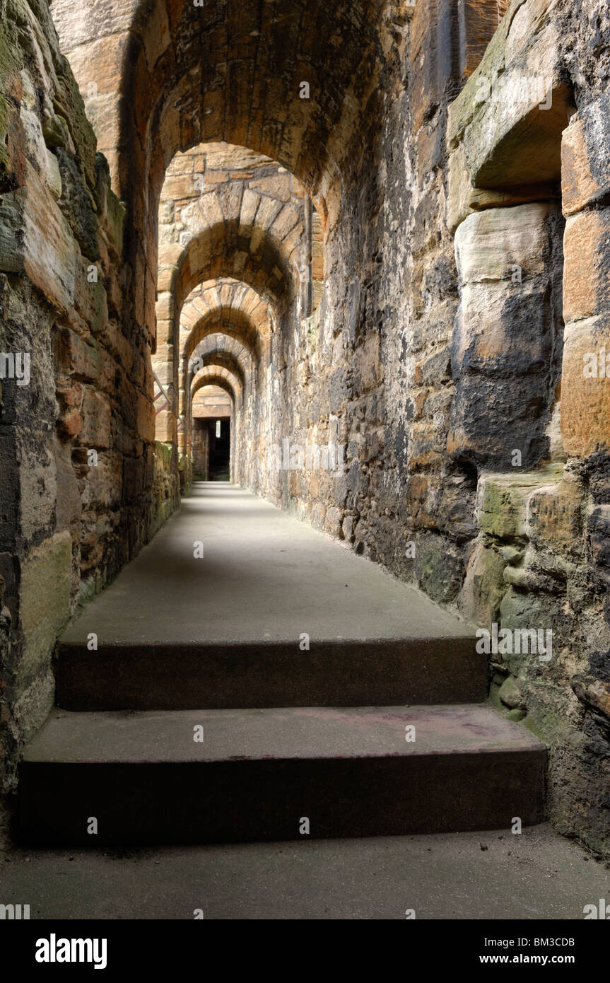 Passaggio arcuato a Linlithgow Palace al di fuori di Edimburgo, Scozia Foto Stock