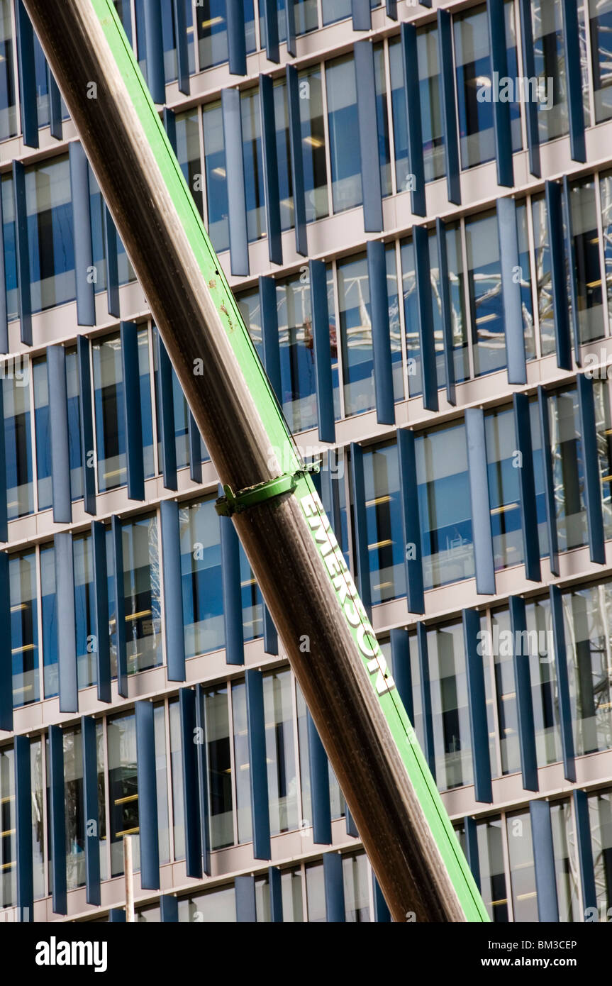 Una gru su un sito in costruzione nella parte anteriore del Bankside 1/2/3 sviluppo, Londra Foto Stock