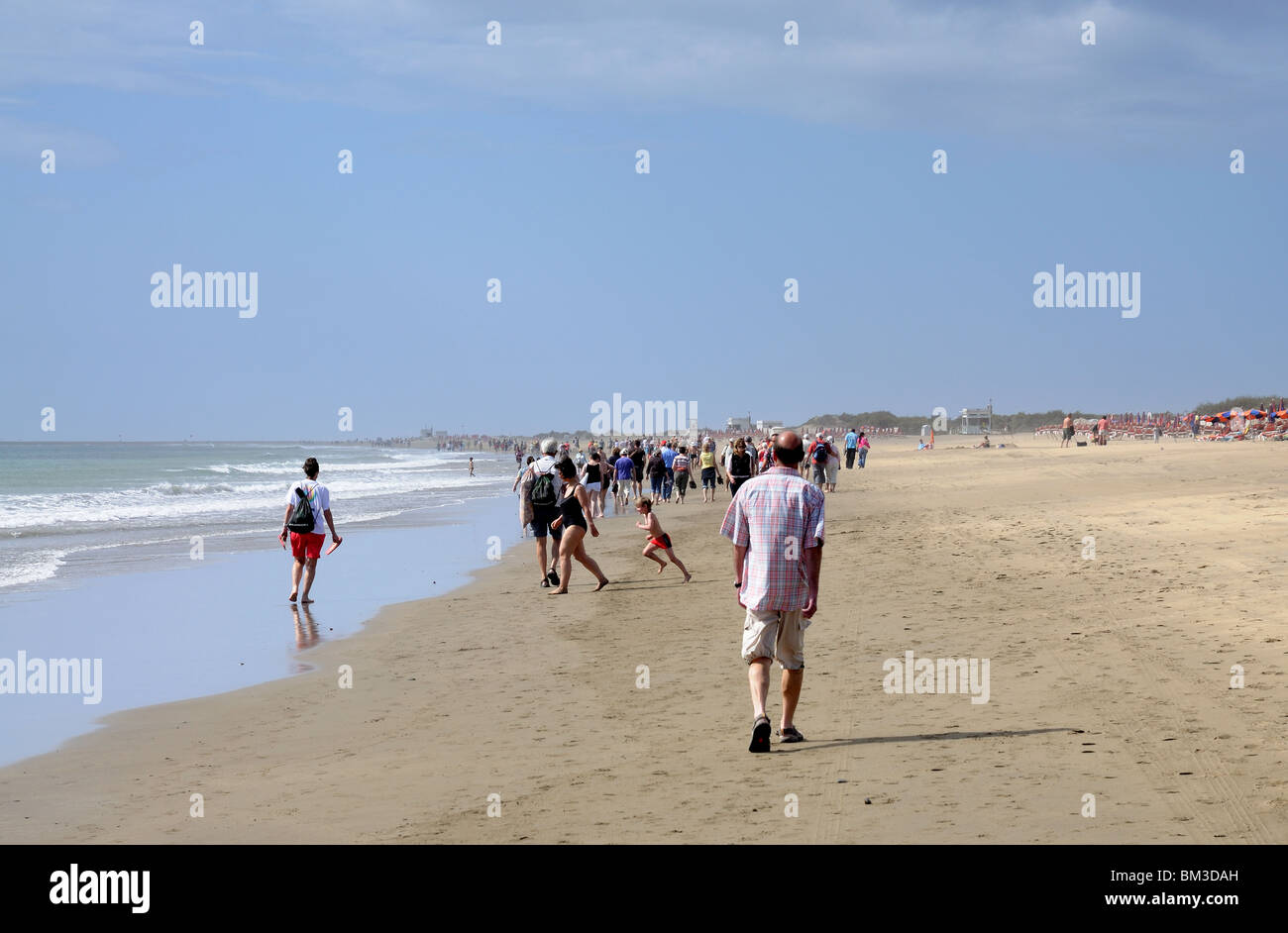 Camminare sulla spiaggia di Playa del Inglés, Gran Canarie Spagna Foto Stock