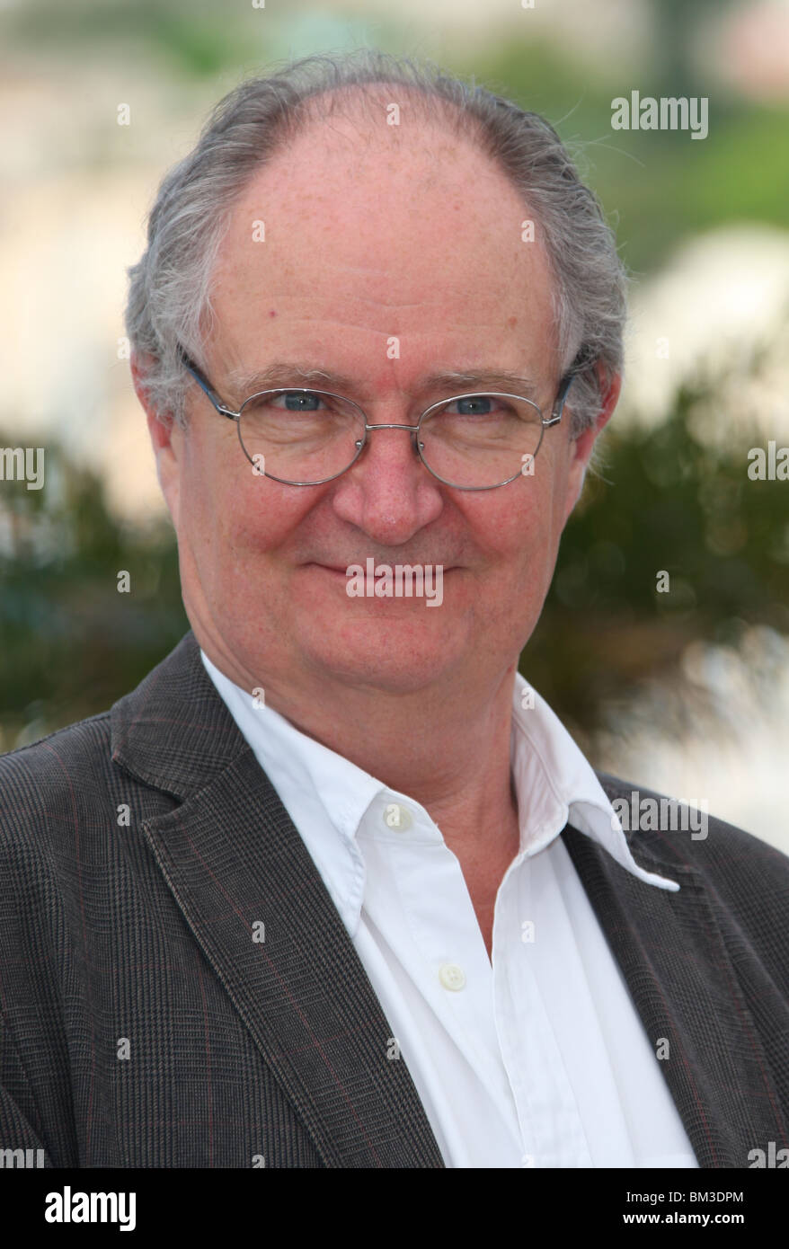 JIM BROADBENT UN ALTRO ANNO PHOTOCALL CANNES FILM FESTIVAL 2010 PALAIS DES FESTIVAL CANNES Francia 15 Maggio 2010 Foto Stock