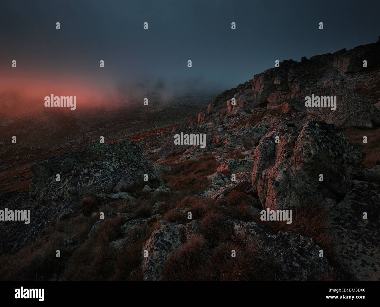 Ultima luce del tramonto si dissolve come Serata nebbia rulli sopra la Kosciusko massiccio, Kosciusko National Park, NSW Australia Foto Stock