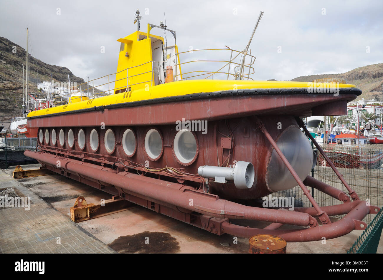 Sommergibile in bacino di carenaggio. Puerto de Mogan, Gran Canarie Spagna Foto Stock