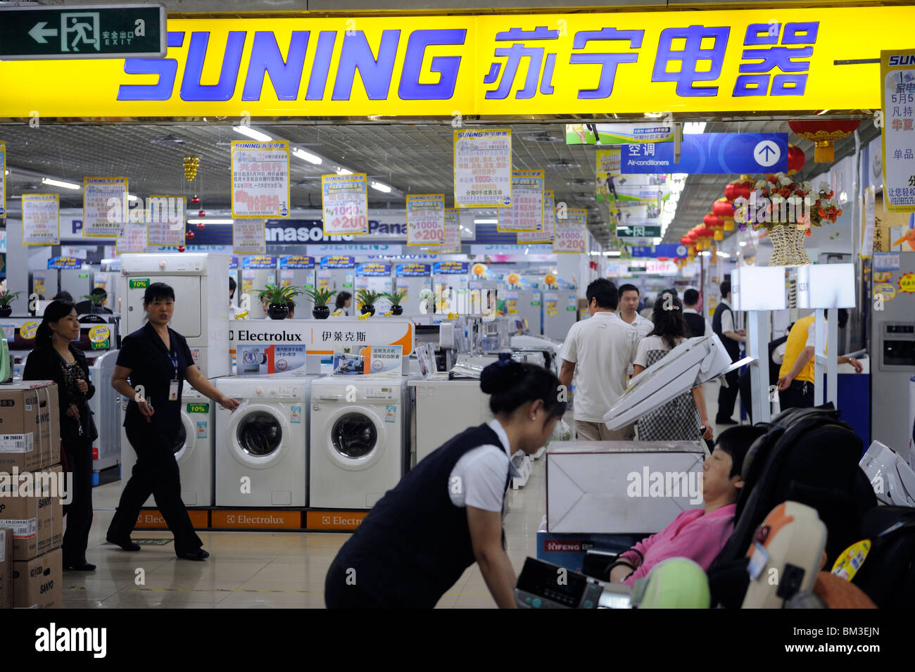 I consumatori cinesi in un apparecchio Suning Co. store a Pechino in Cina. 16-Maggio-2010 Foto Stock