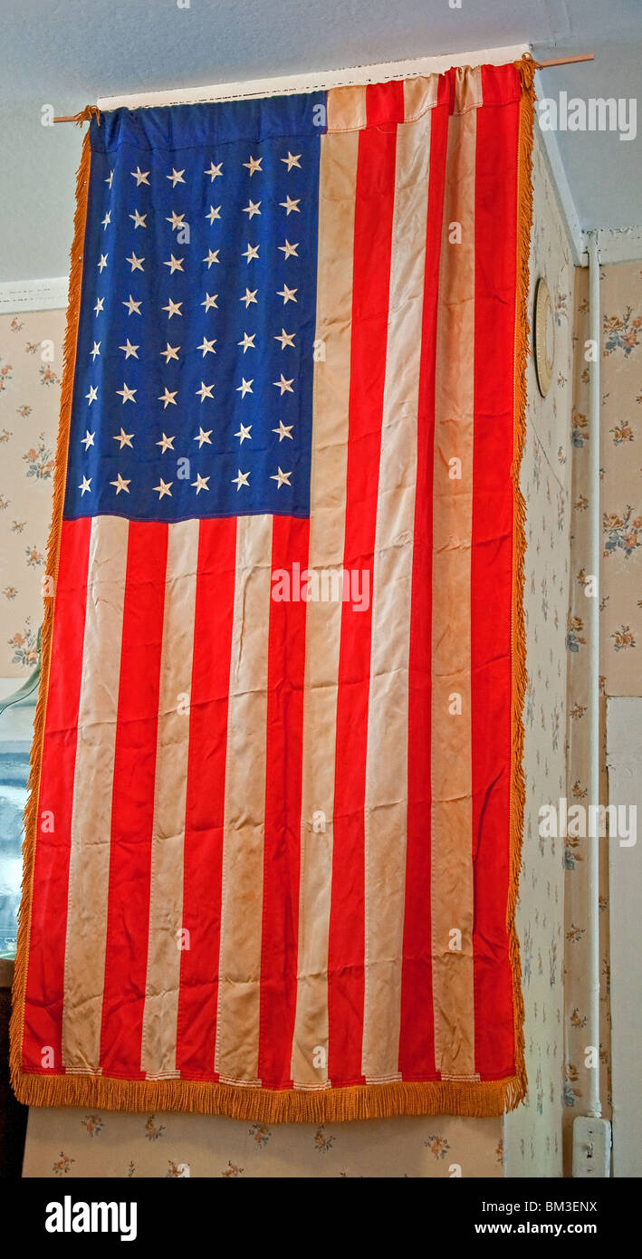 Questa immagine è una stella 48 vintage bandiera americana delle stelle e strisce appesa in un orientamento verticale. Colori vivaci, ma di età. Foto Stock
