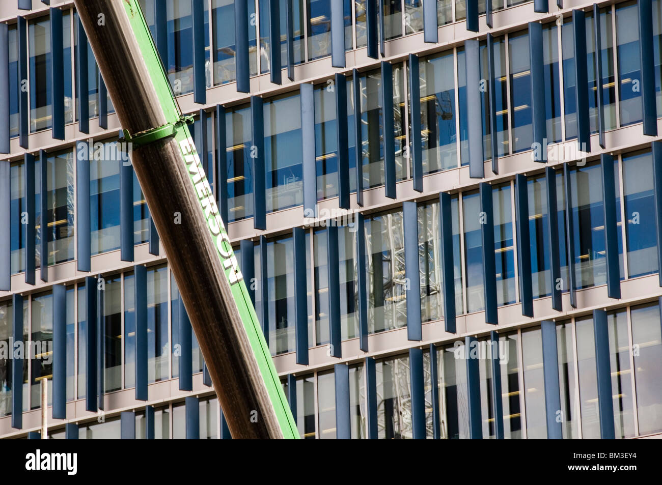 Una gru su un sito in costruzione nella parte anteriore del Bankside 1/2/3 sviluppo, Londra Foto Stock