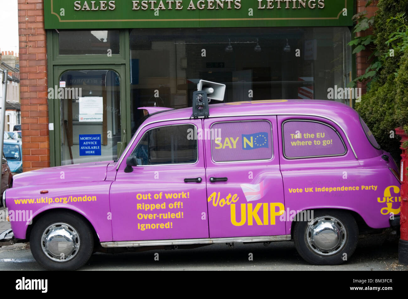 L'UKIP taxi rosa utilizzato per la propaganda elettorale o di domicilio. Foto Stock