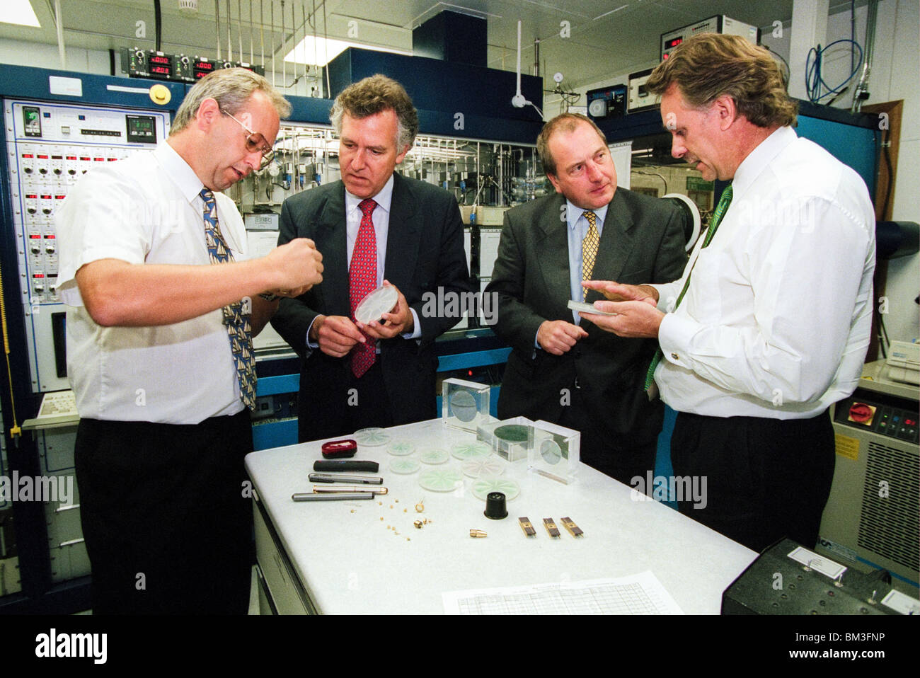 MPs Peter Hain e Ron Davies in corrispondenza elettronica high-tech in fabbrica a Cardiff per foto stunt per il Referendum 1997 Sì campagna Foto Stock