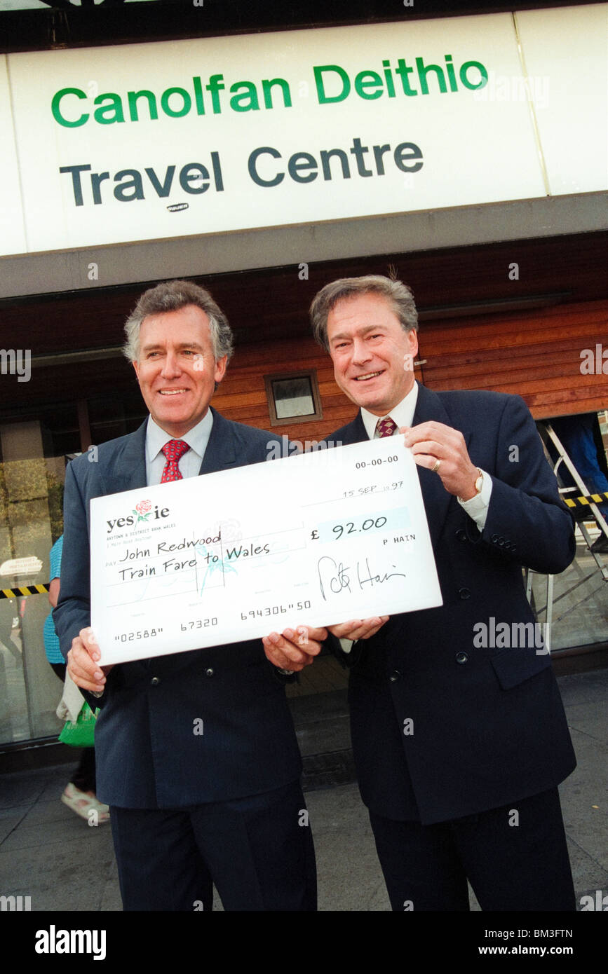 Peter Hain MP e Tony Banks MP al di fuori della stazione ferroviaria di Cardiff per una foto stunt per il Referendum 1997 Sì campagna Foto Stock